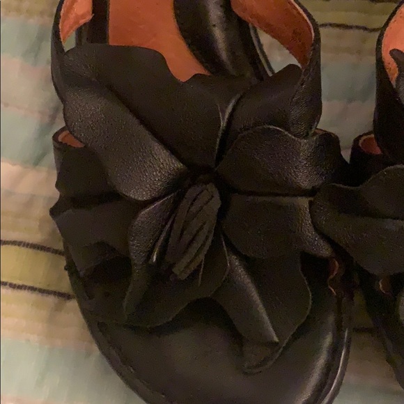 Born black leather flower pumps 7.5 - Picture 2 of 6